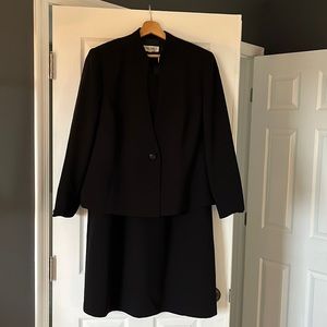 Jones Studio Separates 2 piece suit size 18